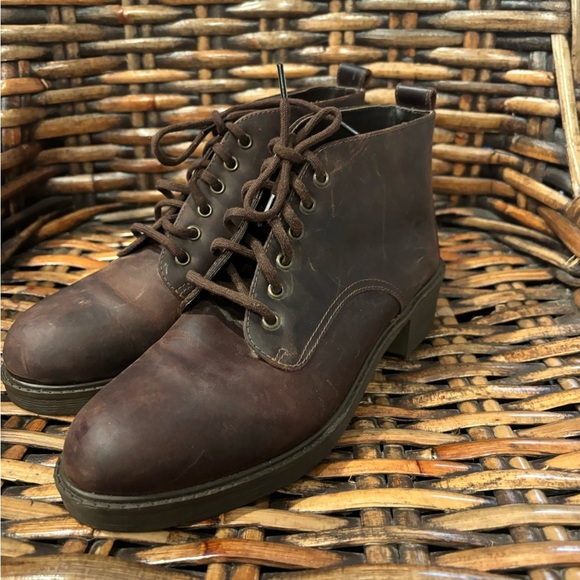 G.H. Bass & Co. Women's Brown Lace Up Boots . Never worn ! - Picture 9 of 15